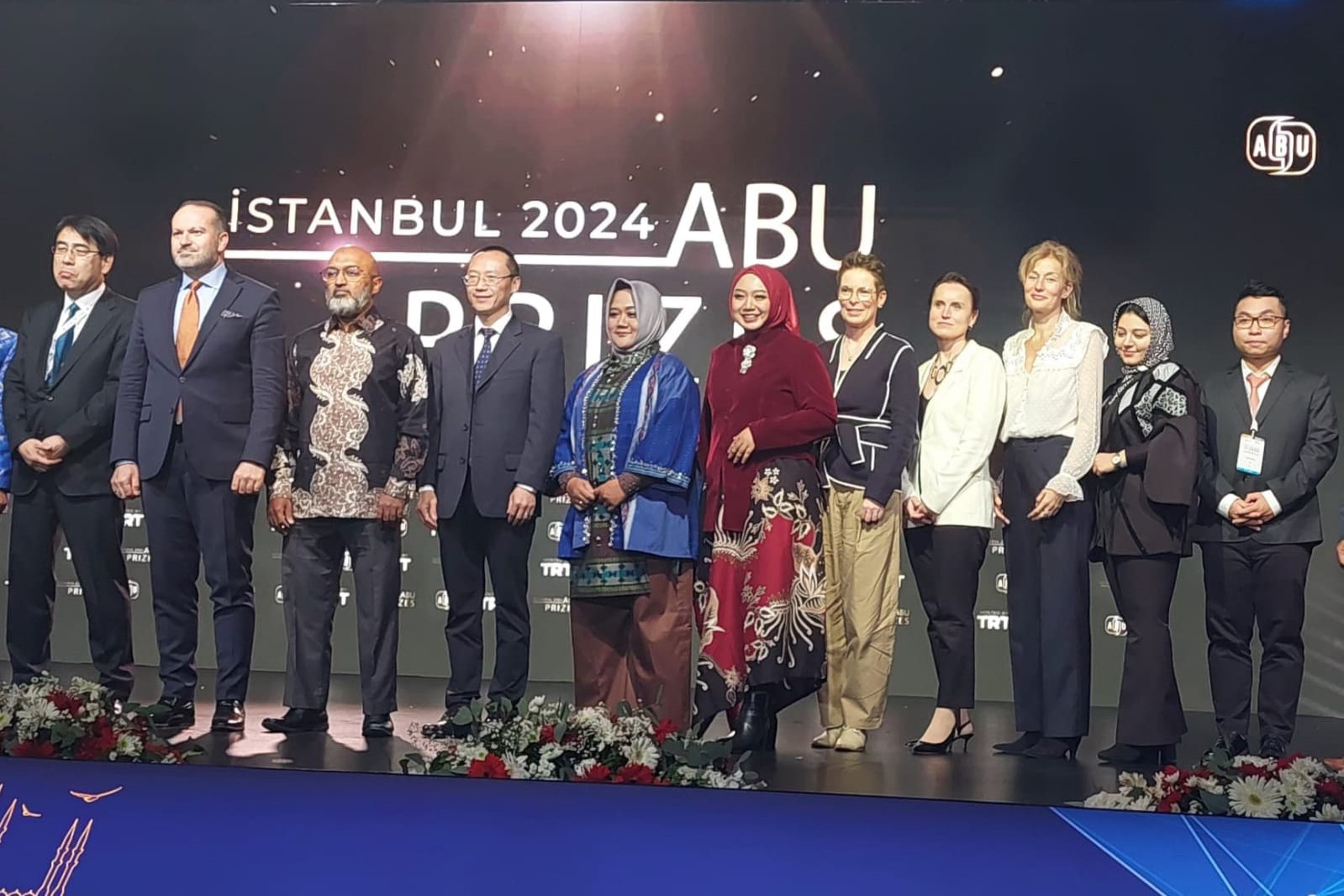 Esty Sulistya foto bersama President ABU (Prof Mehmet Zahid Sobaci, dua dari kiri), Sekretaris Jenderal ABU (Ahmed Nadeem, ketiga dari kiri), dan pemenang lain dari beberapa negara.